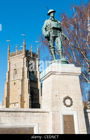 Das Kriegerdenkmal im Stiftspark, Evesham mit dem Glockenturm in das Mentorprogramm Stockfoto