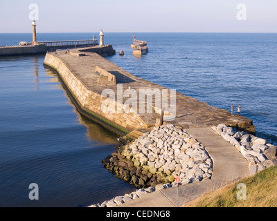 Whitby Ostanleger an einem sonnigen Wintertag zeigt den Felsen Armierung Schutz landwärts Ende 2001 abgeschlossen Stockfoto