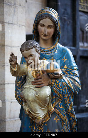 Mutter Maria mit Jesuskind; Statue in der Sankt Peterskirche in Leuven, Belgien. Stockfoto