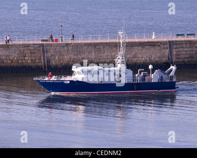 North Eastern Guardian Lll Fischerei Patrouille Schiff betreten Whitby Hafen mit seinen Mast gesenkt, um die Brücke zu löschen Stockfoto