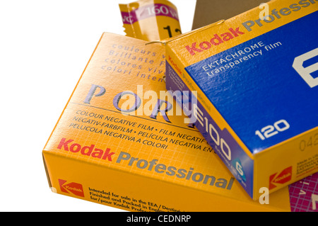 Nahaufnahme von Kartons mit 120 Kodak Filmen auf einem Weißer Hintergrund Stockfoto
