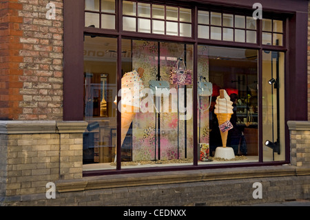 Riesige Eiscreme-Kegel und Handtaschen im Schaufenster im Luxus-Handtaschen-Shop Mulberry Shopfront York North Yorkshire England Großbritannien Großbritannien Großbritannien Stockfoto