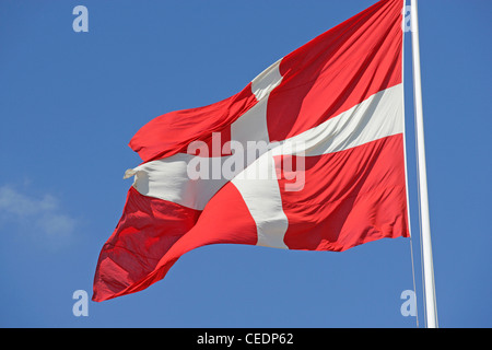 Maltesischer Flagge gegen blauen Himmel Stockfoto