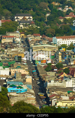 Blick nach Norden bis Bennet Soysa Vidiya (aka Cross Street) in den berühmten Tempel der Zahntempel in Kandy, Sri Lanka, Asien Stockfoto