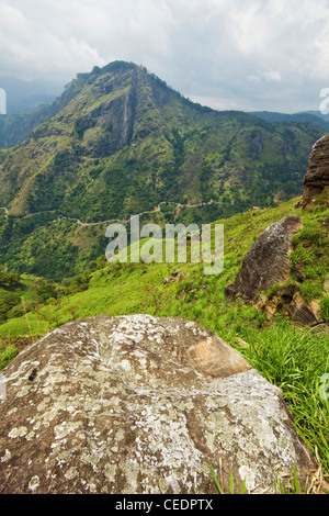 Blick vom Little Adams Peak über Ella Gap, Ella Rock & Autobahn an die Südküste; Ella, Hochland, Sri Lanka, Asien Stockfoto