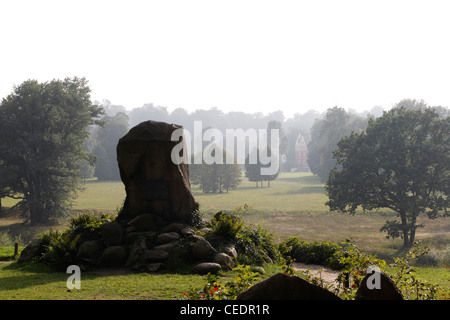 Bad Muskau, Landschaftspark (Park Muzakowski), Blick Vom Pücklerstein Über Die Neiße Auf Die Deutsche Seite Stockfoto