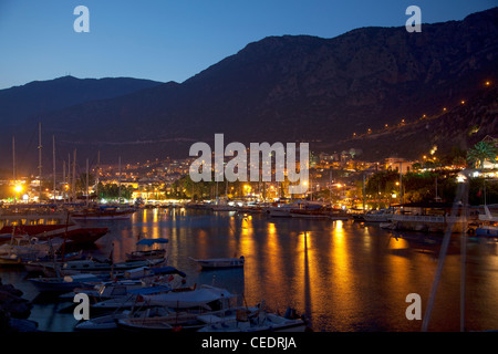 Türkei, Kas, Hafen in der Abenddämmerung Stockfoto