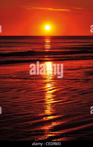 Portugal, Algarve: Sonnenuntergang am Strand Praia da Falesia in Albufeira Stockfoto