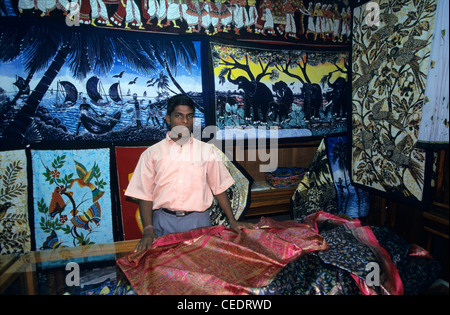 Lokale Anbieter von Batiken und Gemälde auf Seide, Markt von Kandy, Sri Lanka Stockfoto