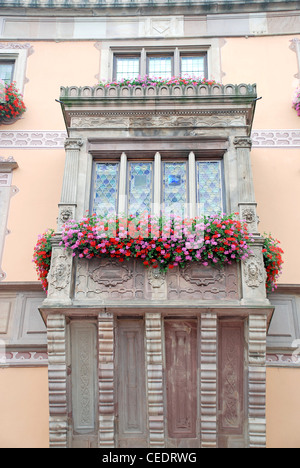 Frankreich, Elsass, Obernai, Place du Marche, Hotel de Ville, Fensterdetail Stockfoto