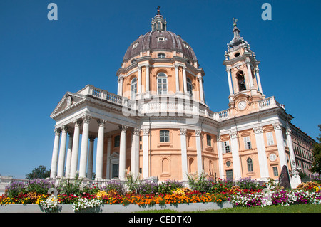 Italien, Piemont, Turin, Basilica di Superga mit blühenden Garten im Vordergrund Stockfoto