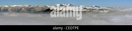 Panoramablick von den Bergrücken des Monte Baldo, venezianischen Alpen im Hintergrund, im Winter. Stockfoto