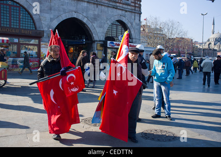 Menschen mit türkischen Fahnen, Istanbul, Türkei Stockfoto