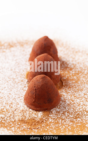 Schokoladen-Trüffel in Kakao-Pulver beschichtet Stockfoto