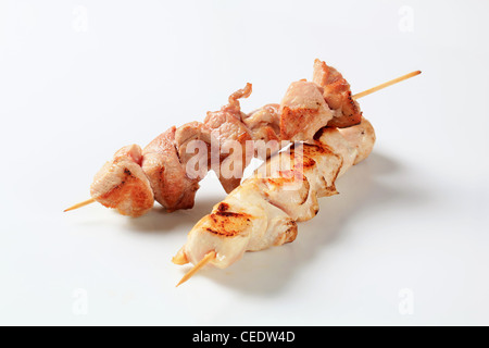 Gegrilltes Schweinefleisch und Huhn am Spieß Stockfoto