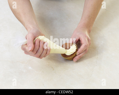 Vanille Sahne Muffins machen Stockfoto