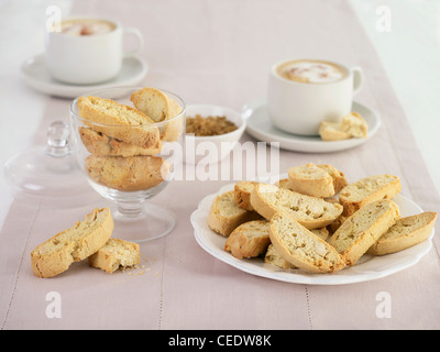 Biscotti mit Kaffee serviert Stockfoto