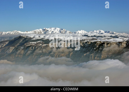 Panoramablick von den Bergrücken des Monte Baldo, venezianischen Alpen im Hintergrund, im Winter. Stockfoto