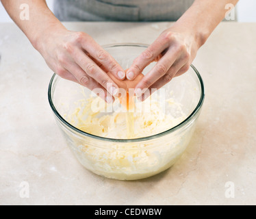 Hinzufügen von Eiern, Butter und Zucker-Mischung in die Schüssel Stockfoto