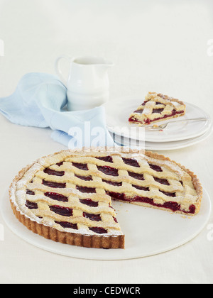 Linzertorte, Mandel- und Himbeere-Gitter-Torte Stockfoto