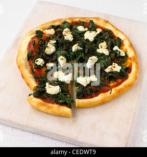 Pizza mit Spinat und Ricotta-Käse Stockfoto