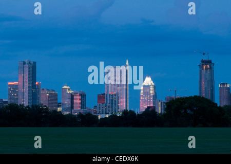 Skyline von Austin in der Abenddämmerung von Zilker Park Rasen Stockfoto