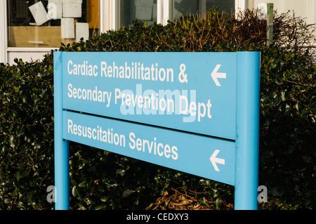 Krankenhaus-Zeichen für Herz-Kreislauf-Reha-Abteilung und Reanimation Dienstleistungen Stockfoto
