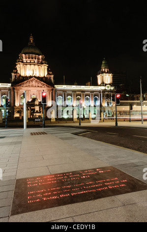 In der Nacht, mit Gedenktafel für Titanic in den Fußweg der Belfast City Hall Stockfoto