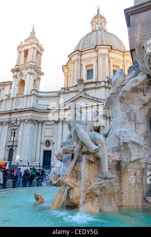 Fontana dei Quattro Fiumi, der Brunnen der vier Flüsse. Piazza Navona, Rom Italien Stockfoto