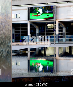 Ronnie O'Sullivan Blumenerde ein rot auf einem riesigen TV-Bildschirm in Bristol Millenium Square Stockfoto