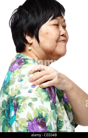 ältere Frau mit ihren schmerzenden Rücken, massage selbst Stockfoto