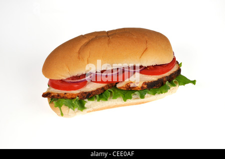 Gekocht und in Scheiben geschnitten Rotisserie Chicken sub Sandwich mit Salat, Tomaten und rote Zwiebel in Brötchen auf weißem Hintergrund Ausschnitt. Stockfoto