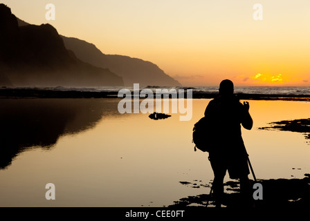 Silhouette Fotograf der Na Pali Küste Ke'e Strand in Kauai bei Sonnenuntergang Stockfoto