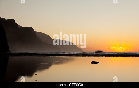 Albatros schweben über die Na Pali Küste Ke'e Strand in Kauai bei Sonnenuntergang Stockfoto