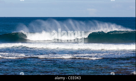 Wellen am Riff von Kauai und bilden Regenbogenfarben in der Gischt Stockfoto