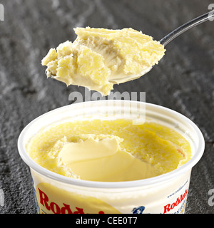 Gegeronnene Creme auf Löffel Stockfoto