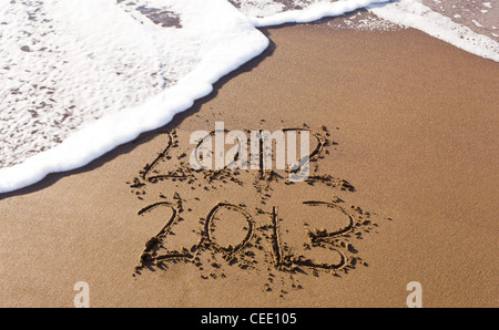 2012 und 2013 im Sand am Strand mit Wellen des Meeres beginnt, löschen Sie das Wort geschrieben Stockfoto