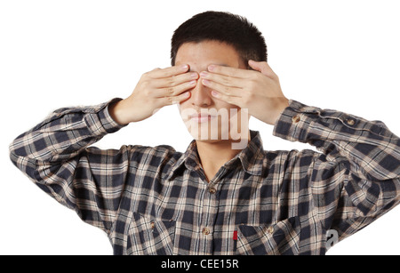 Porträt eines jungen Mannes, der seine Augen mit Händen bedecken Stockfoto