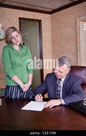 Büro-Diskussion zwischen Manager und admin Stockfoto