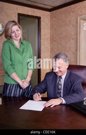 Büro-Diskussion zwischen Manager und admin Stockfoto