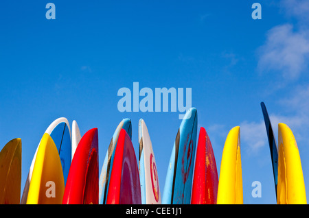 Surfboard row-Satz der anderen Farbe surfen Surfboards in einem Stapel von Ocean Stockfoto