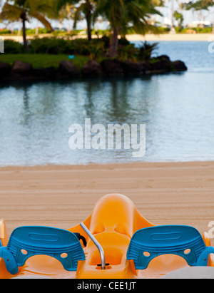 Orange und blau Tretboot fahren auf Sand vom Meer Stockfoto