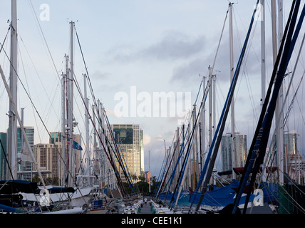 HONOLULU, HI - Januar 15: Reflexionen aus die Innenstadt von Honolulu und Hawaiki Turm am 15. Januar 2012. Hawaiki Turm hat 46 Geschichten und 400 Fuß steigt. Stockfoto