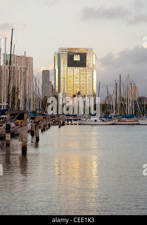 HONOLULU, HI - Januar 15: Reflexionen aus die Innenstadt von Honolulu und Hawaiki Turm am 15. Januar 2012. Hawaiki Turm hat 46 Geschichten und 400 Fuß steigt. Stockfoto