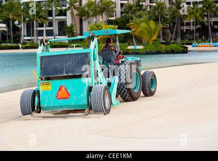 Traktor, herrlichem Sandstrand vom Ozean vor Hotel in Hawaii Stockfoto