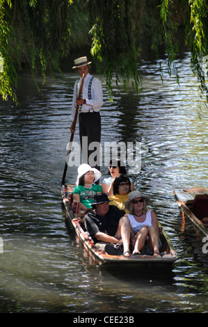 Besucher genießen ein Punting-Erlebnis auf einem Punt auf dem Avon River im Zentrum von Christchurch, Neuseeland Stockfoto