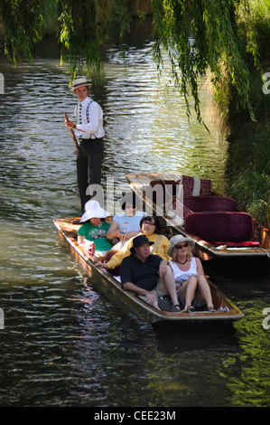 Besucher genießen ein Punting-Erlebnis auf einem Punt auf dem Avon River im Zentrum von Christchurch, Neuseeland Stockfoto