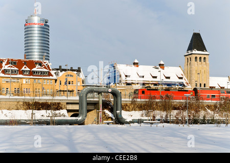 Fernwärme Rohr und ein Zug vor Jentower und Volksbad öffentliche Bäder, Jena, Thüringen, Deutschland, Europa Stockfoto