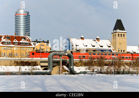 Fernwärme Rohr und ein Zug vor Jentower und Volksbad öffentliche Bäder, Jena, Thüringen, Deutschland, Europa Stockfoto