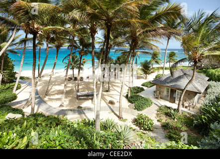 Inselparadies Strand private exklusive Mustique karibische Palmen abgeschieden keine Menschen Himmel Sand Meer verlassene Sonne Meer Hängematte blau Stockfoto